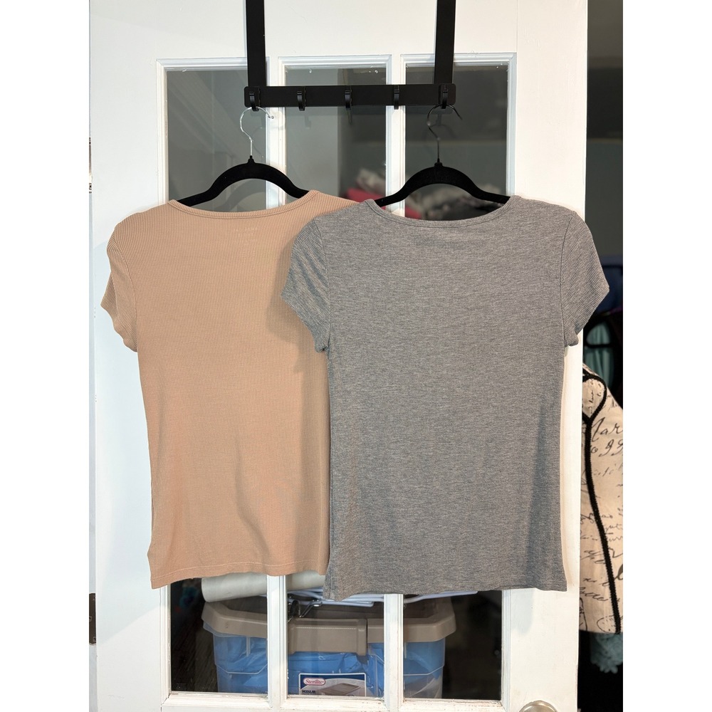 American Eagle Gray Tan Ribbed V-Neck T-Shirt Women Small Ruched Lot 2 Pack - Picture 3 of 4
